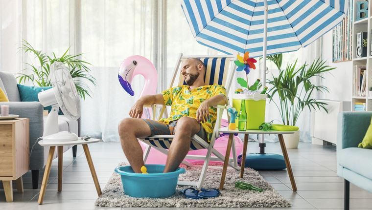 Τι λέει η ψυχολογία για εσένα που θέλεις να περνάς το Σαββατοκύριακο στο σπίτι