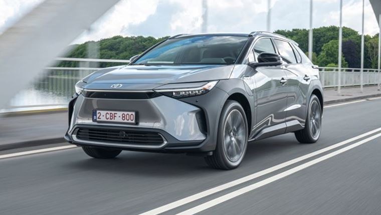 Έτοιμη να αναθεωρήσει η Toyota για τα ηλεκτρικά αυτοκίνητα