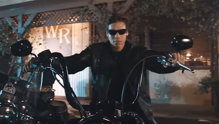 Joseph Baena όπως λέμε Arnold Schwarzenegger