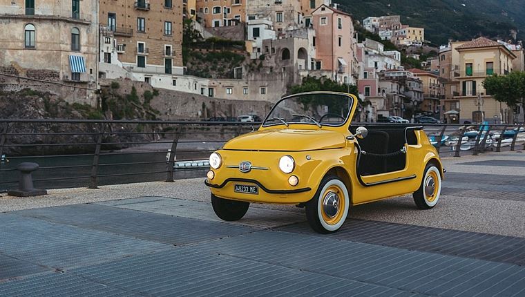 Ο γύρος της Ιταλίας με ένα σπάνιο ηλεκτρικό Fiat 500