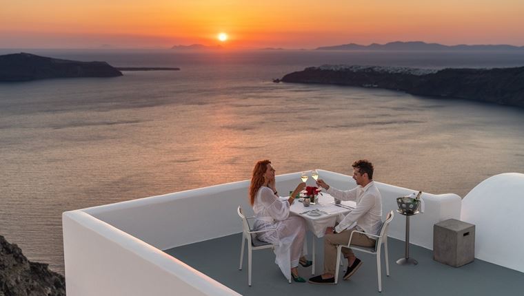 To Varoulko Santorini μας προσκαλεί σε ένα μοναδικό ταξίδι οινογευσίας στο Grace Hotel: