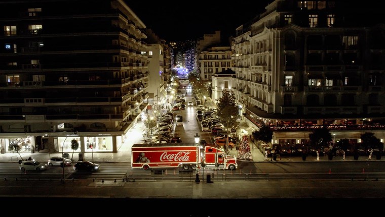 Το εμβληματικό φορτηγό της Coca-Cola στους δρόμους της Ελλάδας