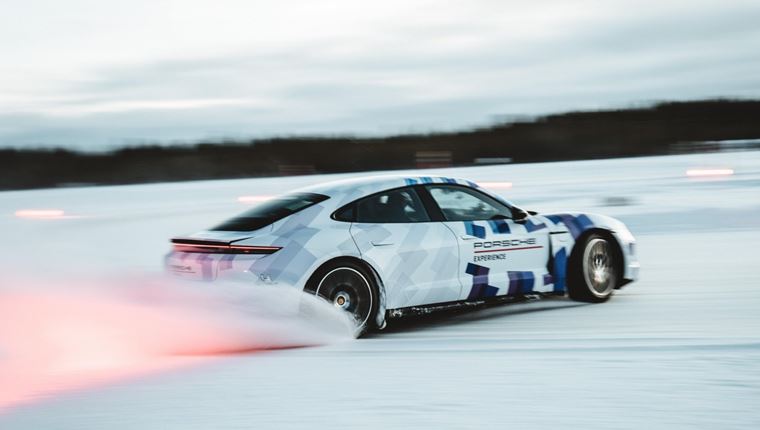 Δείτε την Porsche Taycan να κάνει ένα εντυπωσιακό ρεκόρ Guinness (video)