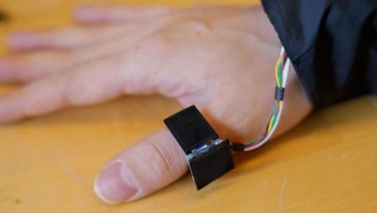 Ένα δαχτυλίδι που χρησιμοποιεί AI φέρνει επανάσταση στη νοηματική γλώσσα