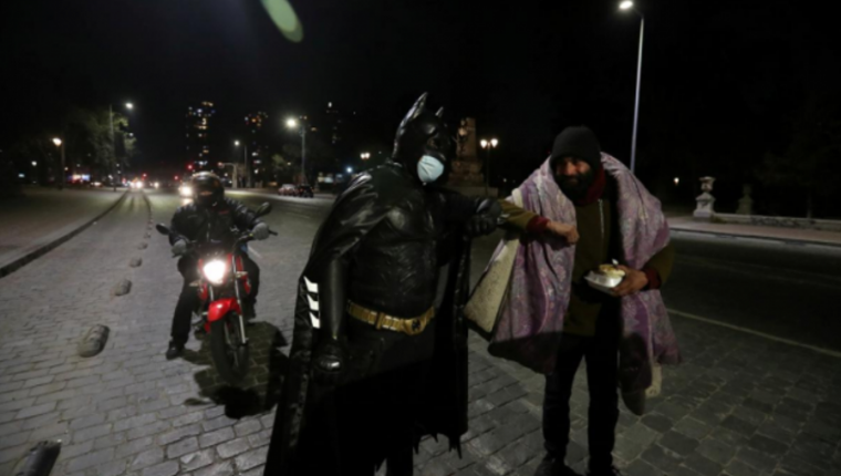 O Batman τριγυρίζει στους δρόμους της Χιλής και μοιράζει φαγητό στους άστεγους