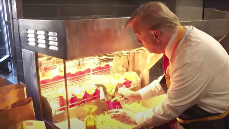 Ο Donald Trump σερβίρει τηγανητές πατάτες στην τοποθεσία McDonald&#39;s (video)