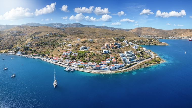 Το μικρό νησί, μια ώρα από την Αθήνα, που προσφέρει καταφύγιο από τον καύσωνα