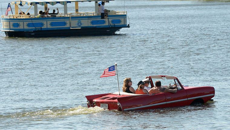 Το εξωφρενικό αμφίβιο αυτοκίνητο των 60s βγαίνει στο σφυρί