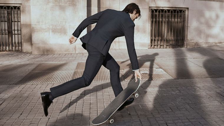 Αυτό το κοστούμι της Mango δεν θέλει σίδερο