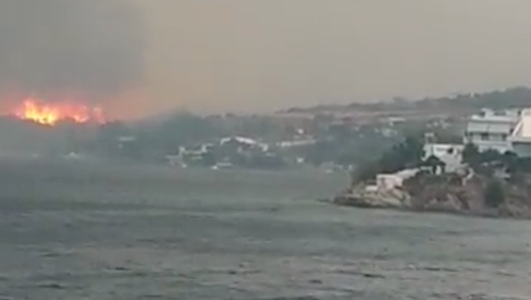 Στις φλόγες και το Μαρμάρι Ευβοίας