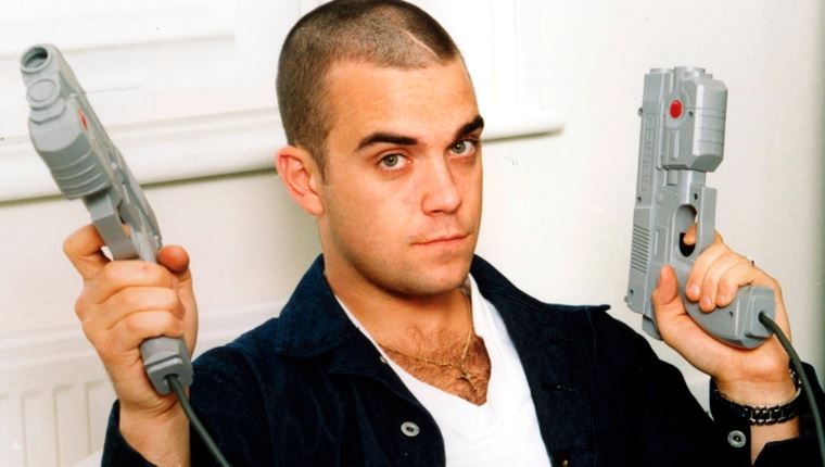 O Robbie Williams νιώθει στοχοποιημένος από τους εξωγήινους