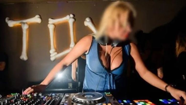 Ποια είναι η DJ Mikaela που συνελήφθη στο πάρτι με τα ναρκωτικά στα Καλύβια