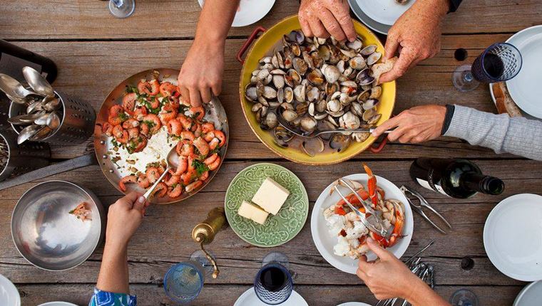Αναπάντεχα διατροφικά κόλπα για να μην πάρεις κιλά στις διακοπές
