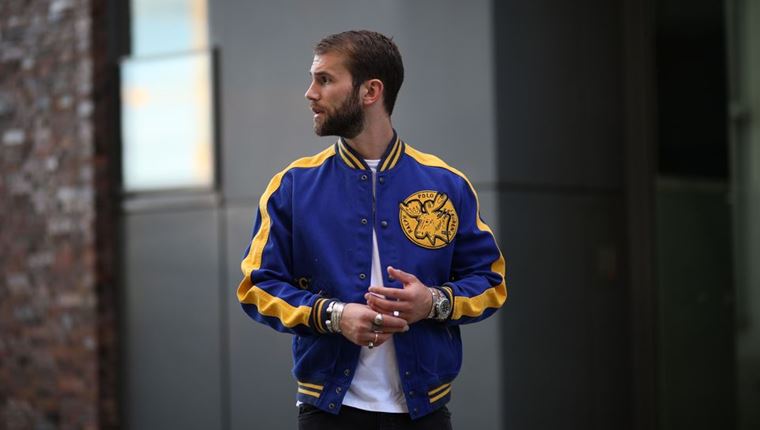 Φορώντας το μάλλον πιο δημοφιλές jacket της άνοιξης