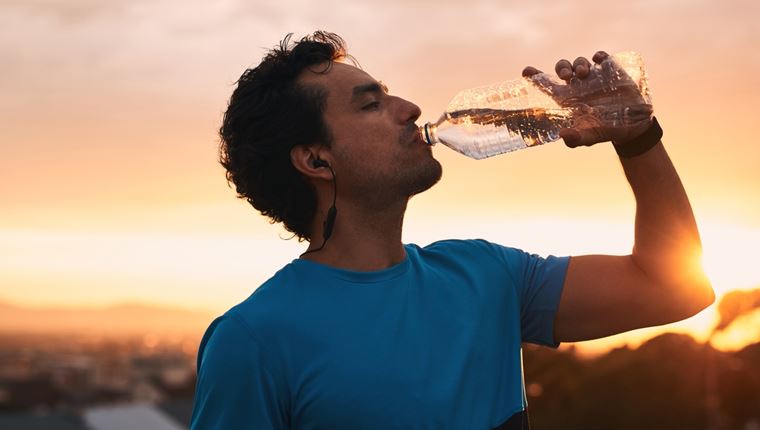 Γιατί το να πίνεις συνεχώς νερό δεν είναι καλή ιδέα
