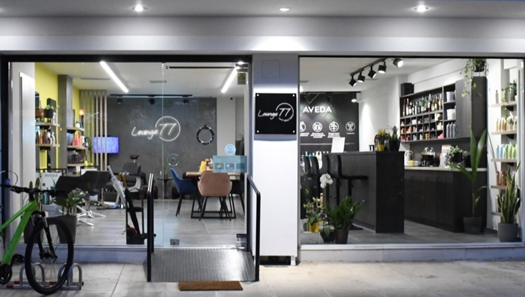Το Lounge77 δεν είναι ένα συνηθισμένο κομμωτήριο