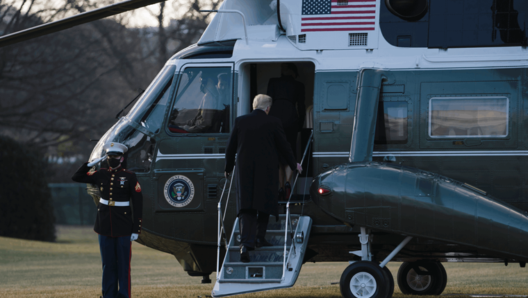 Ο Donald Trump φεύγει αλλά υπόσχεται να επιστρέψει