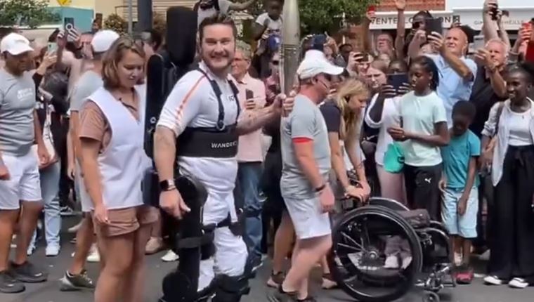 Η συγκλονιστική στιγμή που ένας παραπληγικός αθλητής περπατά ξανά ως λαμπαδηδρόμος στους Ολυμπιακούς Αγώνες 2024