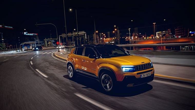 Βολτάροντας στη νυχτερινή Αθήνα με το ηλεκτρικό Jeep Avenger