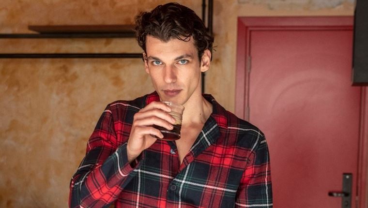 Οι κόκκινες καρό πιτζάμες του Βασίλη Μίχα