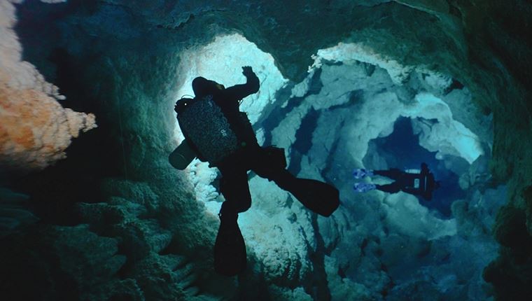 Underwonder, η νέα σειρά ντοκιμαντέρ της Cosmote TV 'βουτά' στα υποβρύχια σπήλαια της Ελλάδας