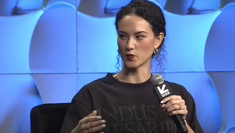 Η CEO του Bluesky τρόλαρε τον Mark Zuckerberg με ένα T-shirt που έχει ξεπουλήσει