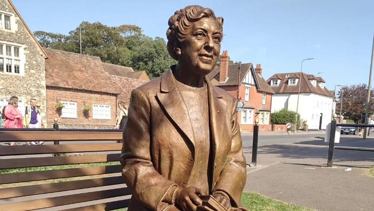 Άγαλμα της Agatha Christie στην πόλη, στην οποία έζησε για 42 χρόνια