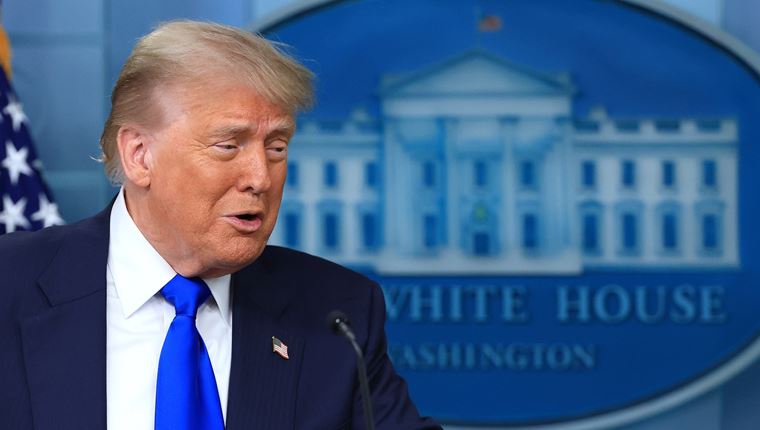 O Donald Trump &#39;ντύθηκε&#39; Superman και είναι ό,τι πιο cringe είδαμε τελευταία