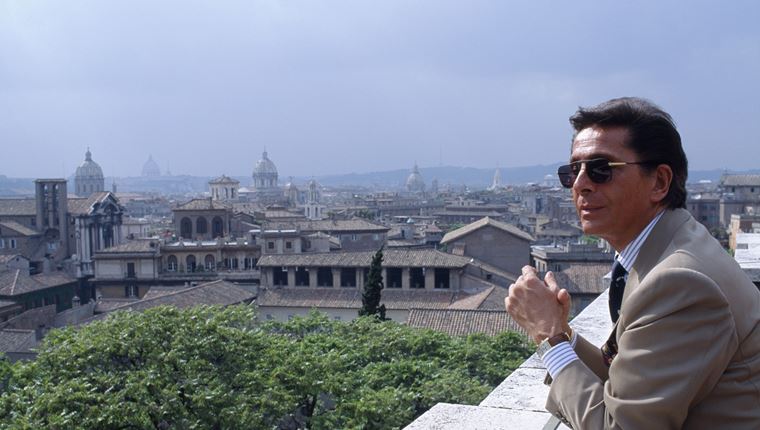 Valentino Garavani 1932-2026 | Η κομψότητα ως τέχνη μέσα από το έργο του αείμνηστου σχεδιαστή μόδας