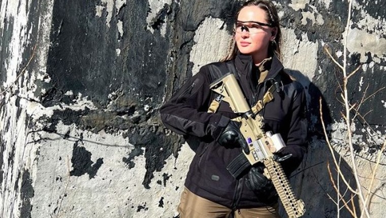 Anastasiia Lenna, η Μις Ουκρανία πήρε τ' 'οπλο της