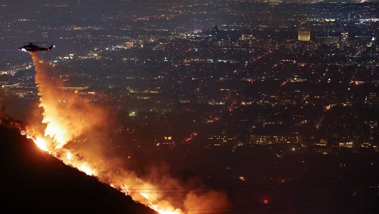 Φωτιά στο Λος Άντζελες: Πέντε νεκροί, 100.000 εγκατέλειψαν τα σπίτια τους