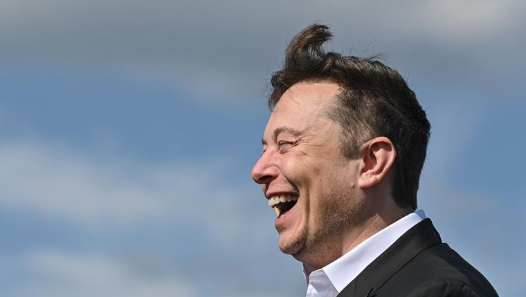 To beef δισεκατομμυρίων ανάμεσα σε Elon Musk και Jeff Bezos