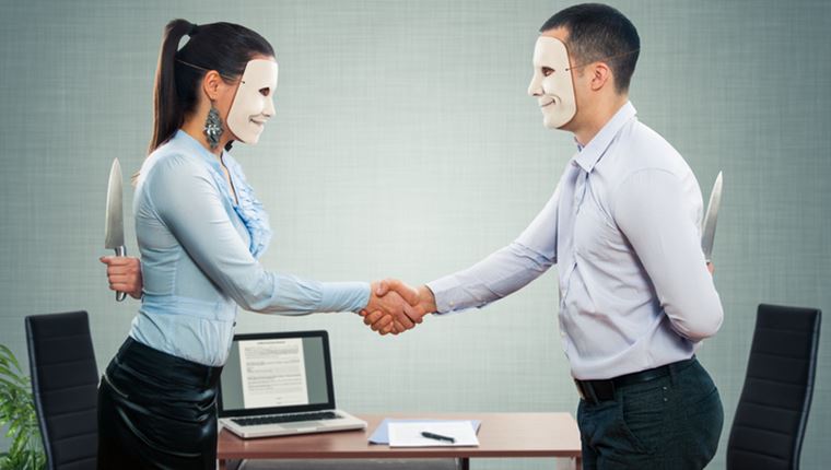 Η ζωή στο γραφείο και τα ψεύτικα τα λόγια, τα μεγάλα