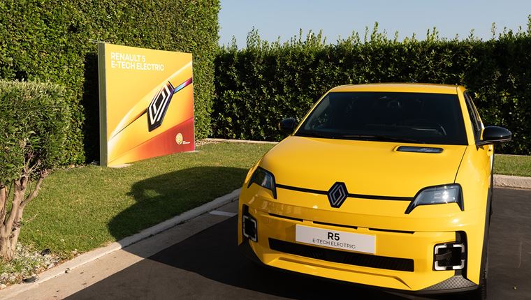 Το νέο Renault 5 έδωσε μαθήματα στυλ και τεχνολογίας στο Esquire Summerhouse