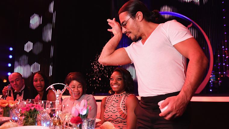 Γιατί όλοι έχουν ξενερώσει με τo εστιατόριo του Nusret στο Λονδίνο