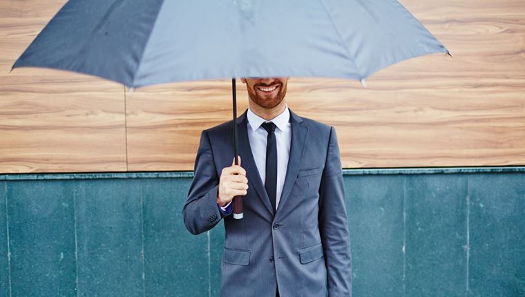 Τα κομμάτια που θα προστατέψουν το στυλ σου στη βροχή