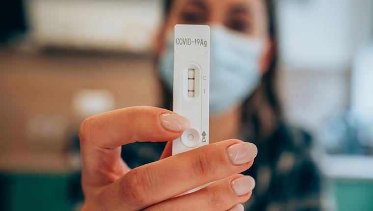 Κορονοϊός: Στο &quot;κόκκινο&quot; με 15.498 νέα κρούσματα