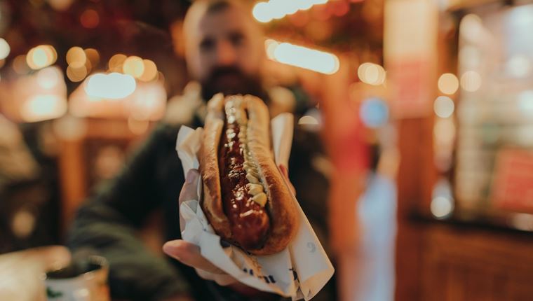 Να πώς φτιάχνεται το hot dog - και είναι πιο αηδιαστικό από ό,τι φαντάζεσαι