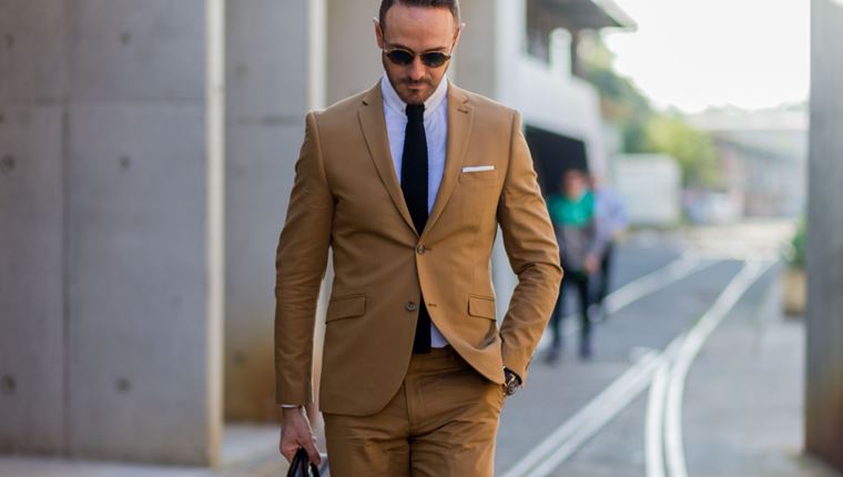 Η διαχρονική αξία της μονόχρωμης γραβάτας