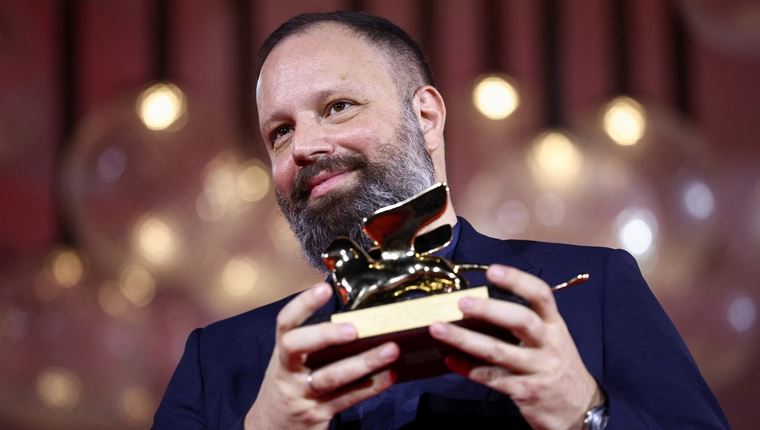 Ο Γιώργος Λάνθιμος βραβεύτηκε με Χρυσό Λέοντα για το &#39;Poor Things&#39;