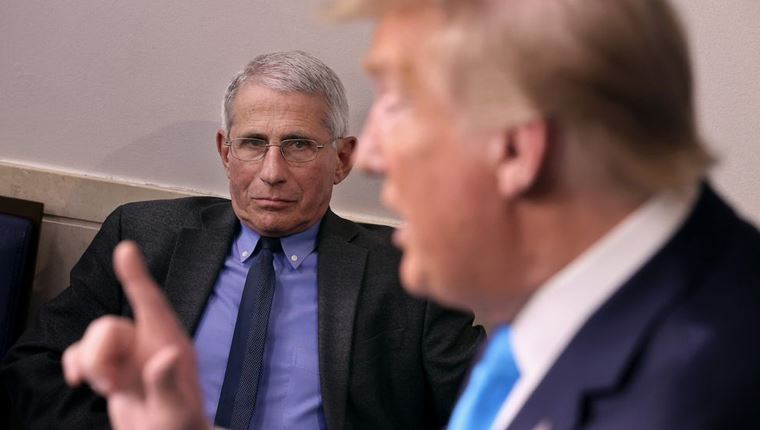 O Dr. Anthony Fauci "αδειάζει" τον Donald Trump