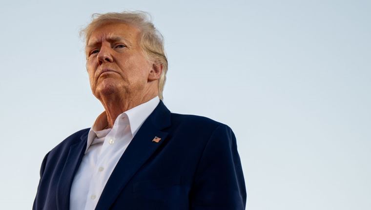 Σε άλλα νέα, ο Donald Trump βάλθηκε να σώσει τα ντόνατ