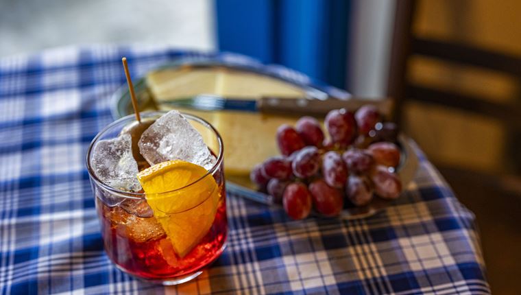 Γιατί ανοίγουν τόσα πολλά wine bars και spritzερίες στην Αθήνα