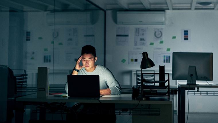 'Κρατήστε το τηλέφωνo ανοιχτό 24 ώρες το 24ωρο': Η κουλτούρα της υπερεργασίας στην Κίνα έχει ξεφύγει