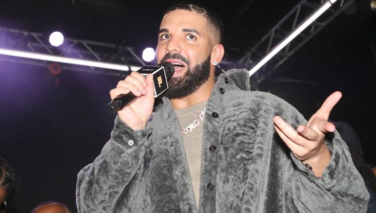 Σε άλλα νέα, ο Drake φόρεσε τα αρκουδάκια του και πήγε γήπεδο