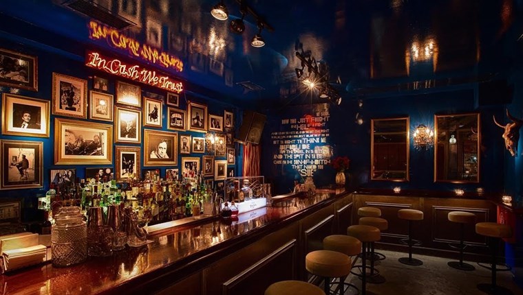 Τα μπαρ του Πειραιά: Και του λιμανιού και του σαλονιού