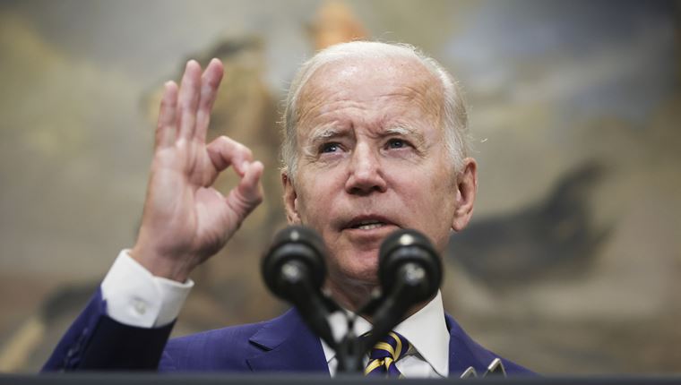 O Joe Biden τα βάζει με τον Elon Musk για το Twitter