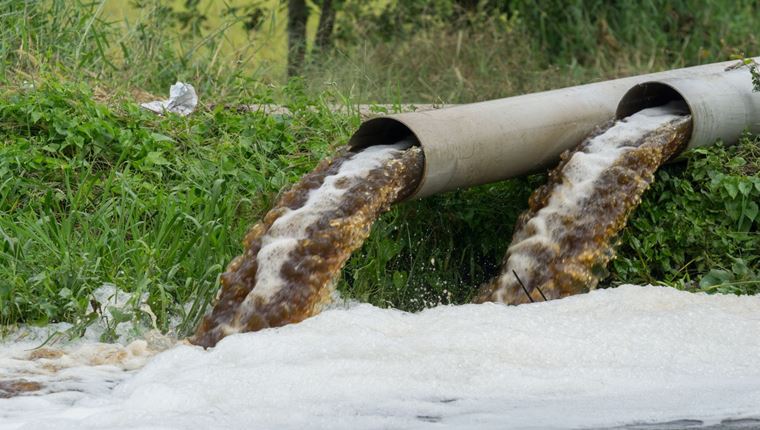 Ακολουθώντας τους ερευνητές που μετρούν τον κορονοϊό στα λύματα