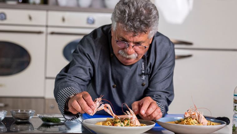 Με το Μάτι Γαρίδα: Ο Λευτέρης Λαζάρου μαγειρεύει στα social media