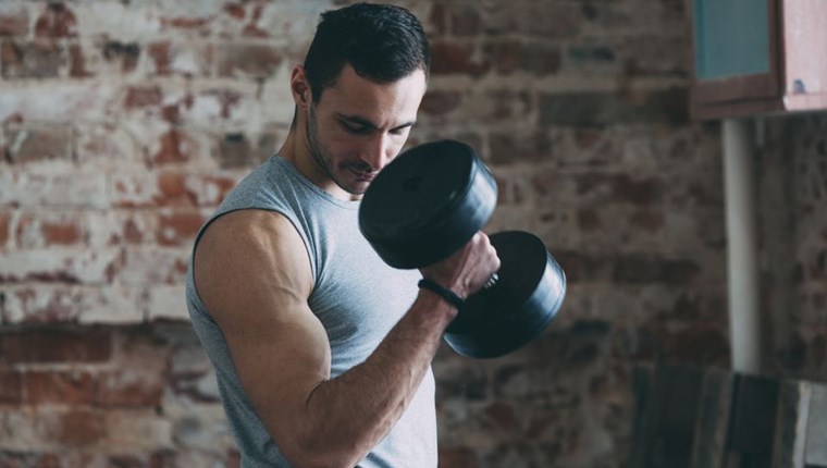 Η μία άσκηση που θα κάνει μεγαλύτερους τους δικεφάλους